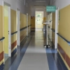 W styczniu lekarze w Polsce zdiagnozowali ok. 300 tys. zachorowań na grypę. Tylko w drugiej połowie miesiąca zachorowało 200 tys. osób, a od początku sezonu epidemicznego 2024/2025 - w związku z powikłaniami grypy - zmarło prawie tysiąc osób.