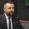 Jakie były pierwsze decyzje, które musiał podjąć Krzysztof Kisiel jako burmistrz Pieniężna?
