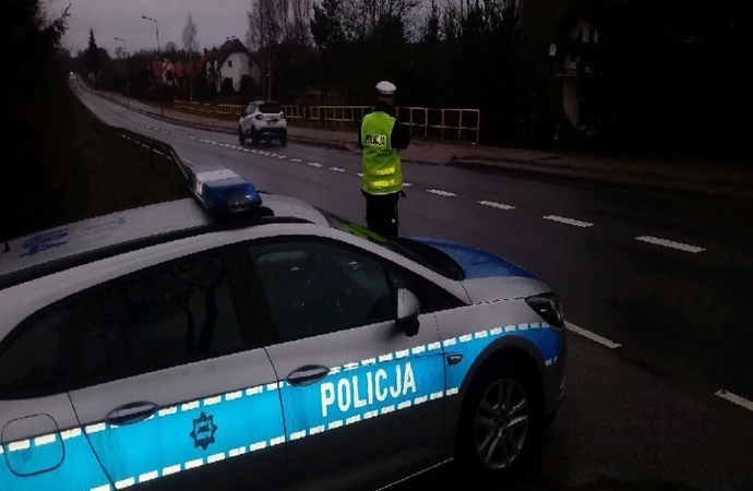 {Policyjny patrol wydał polecenie kierującemu do zatrzymania się w związku z przekroczeniem dozwolonej prędkości w obszarze zabudowanym. Kierowca zignorował sygnały i zatrzymał się dopiero dalej, na terenie prywatnej posesji.}