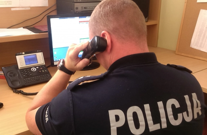 {Policjantom udało się rozbić grupę oszukującą „na policjanta”.}