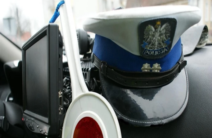 {Policjanci z lidzbarskiej drogówki zatrzymali do kontroli kierującego pojazdem ciężarowym, który przekroczył prędkość w terenie zabudowanym o 20 km/h. 55-letni kierowca volvo w zamian za odstąpienie od wykonywania czynności służbowych zaproponował po}