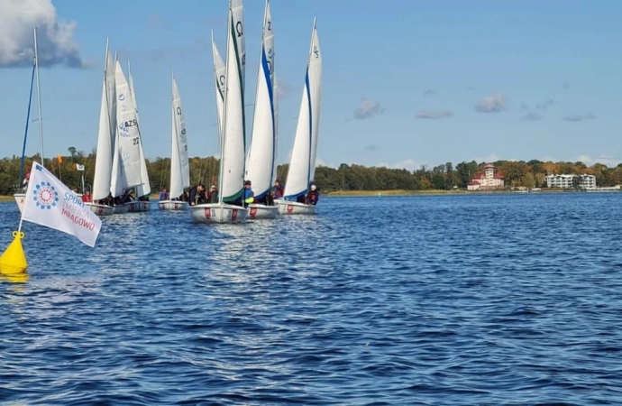 {Na jeziorze Czos w Mrągowie rozpocznie się tegoroczna rywalizacja w ramach Żeglarskiego Grand Prix Warmii i Mazur 2025. W dniach 10–11 maja żeglarze z całej Polski zmierzą się w I Regatach eliminacyjnych Arkodach & Centrum Budowlane Mrągowo Cup, któr}