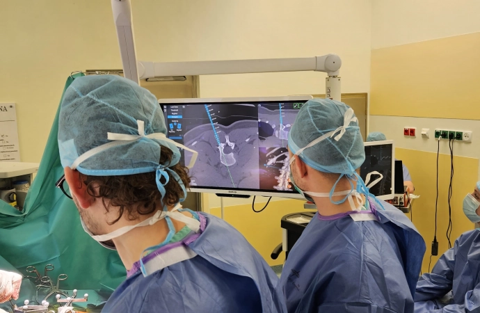 {Operację skoliozy z użyciem nowoczesnej nawigacji, z jednoczesnym wykorzystaniem obrazowania 3D, przeprowadził u 14-letniej pacjentki zespół ortopedów z Oddziału Ortopedyczno-Urazowego z Chirurgią Kręgosłupa Wojewódzkiego Specjalistycznego Szpitala D}