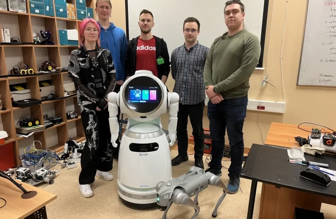 {Naukowe Koło Robotyki, które działa na Wydziale Matematyki i Informatyki UWM w Olsztynie, wrzuca kolejny bieg! Podopieczni dr. hab. Piotra Artiemjewa, prof. UWM programują robota półhumanoidalnego oraz współpracują z uniwersytetem w Cambridge.}