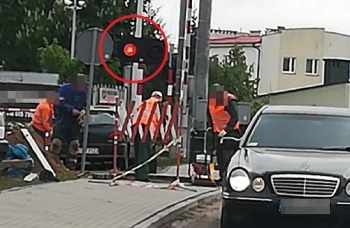 {Na jednym przejeździe kolejowym trzech kierowców przejechało przez tory mimo czerwonego światła.}